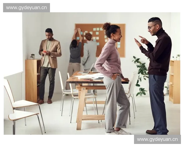 以胜利姿势为主题探讨如何通过肢体语言展现自信与成功的心态